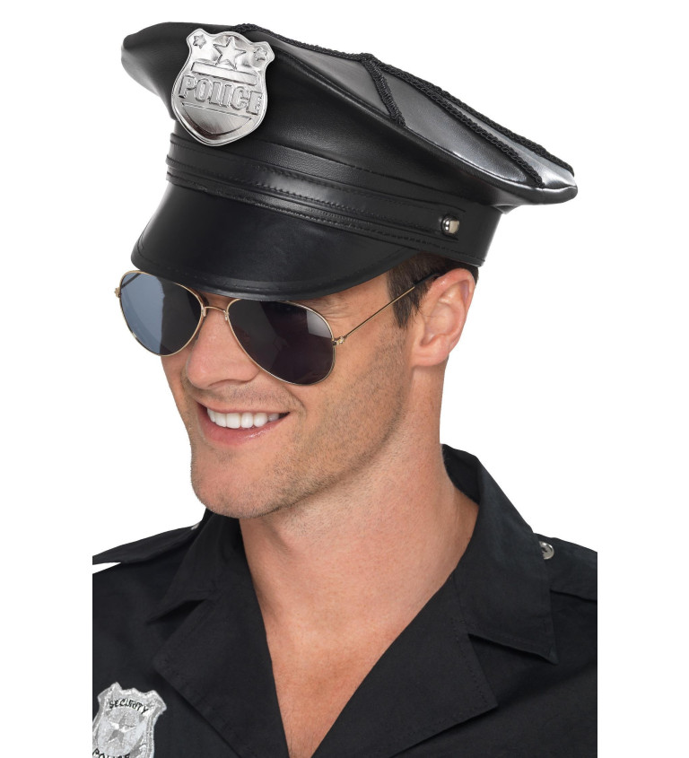 Policejní čepice s odznakem